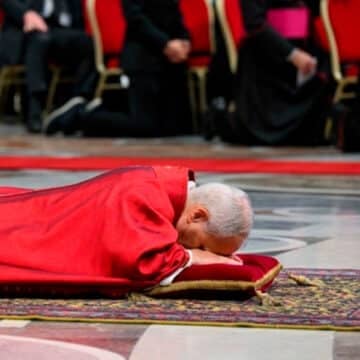 León XIV se postra y se descalza ante la cruz el Viernes Santo