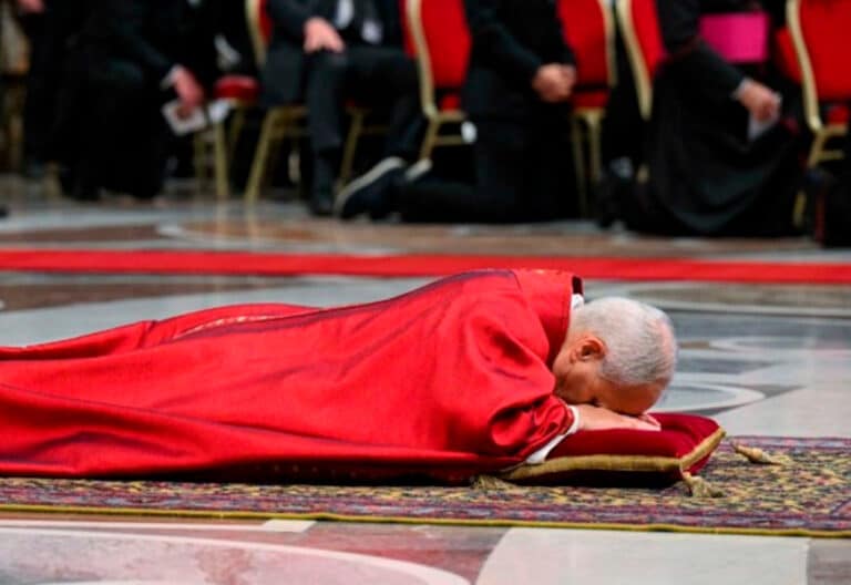 León XIV se postra y se descalza ante la cruz el Viernes Santo