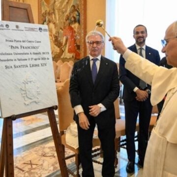 León XIV bendice la primera piedra Gemelli