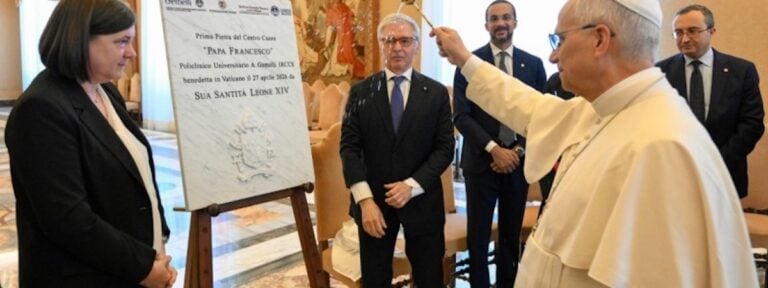 León XIV bendice la primera piedra Gemelli