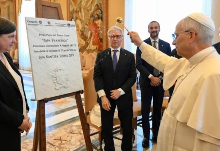 León XIV bendice la primera piedra Gemelli