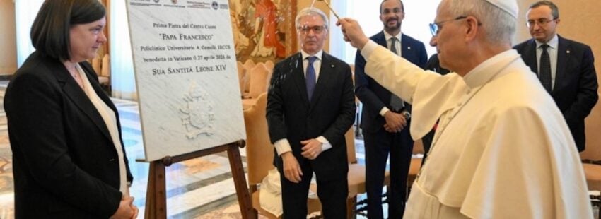 León XIV bendice la primera piedra Gemelli