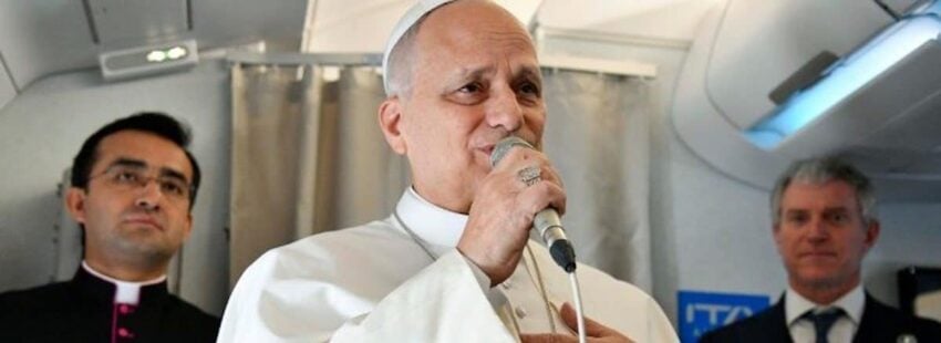 León XIV en el vuelo a Argelia