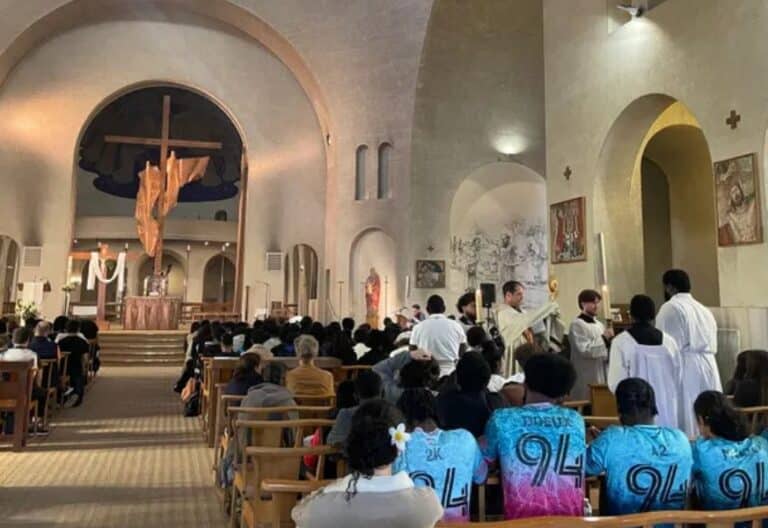 Rebrota la fe en Francia en los tradicionales barrios obreros