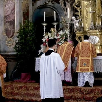 Misa según el rito tridentino en una iglesia de Francia