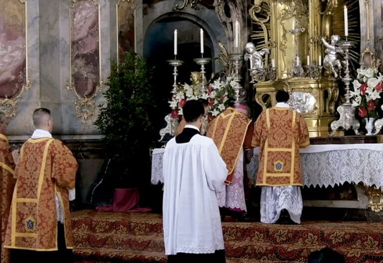 Misa según el rito tridentino en una iglesia de Francia