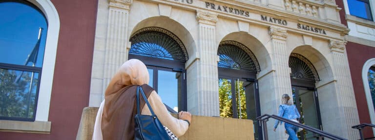 Una joven con velo islámico a las puertas del Instituto de Enseñanza Secundaria (IES) Sagasta de Logroño. EFE/Raquel Manzanares