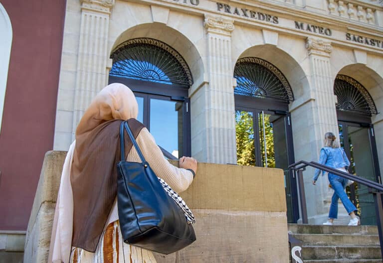 Una joven con velo islámico a las puertas del Instituto de Enseñanza Secundaria (IES) Sagasta de Logroño. EFE/Raquel Manzanares
