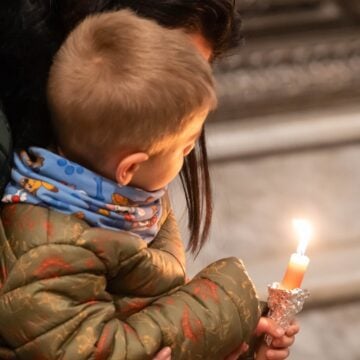 Niño polaco en una misa