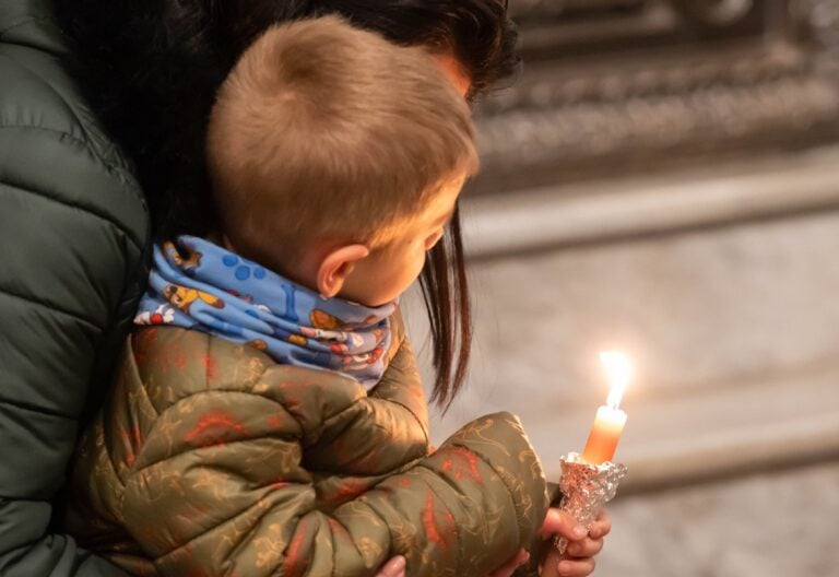 Niño polaco en una misa