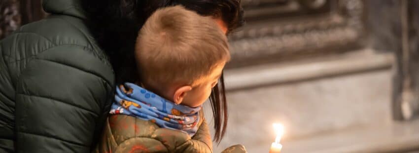 Niño polaco en una misa