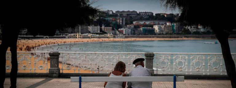 Una pareja de personas mayores en un banco