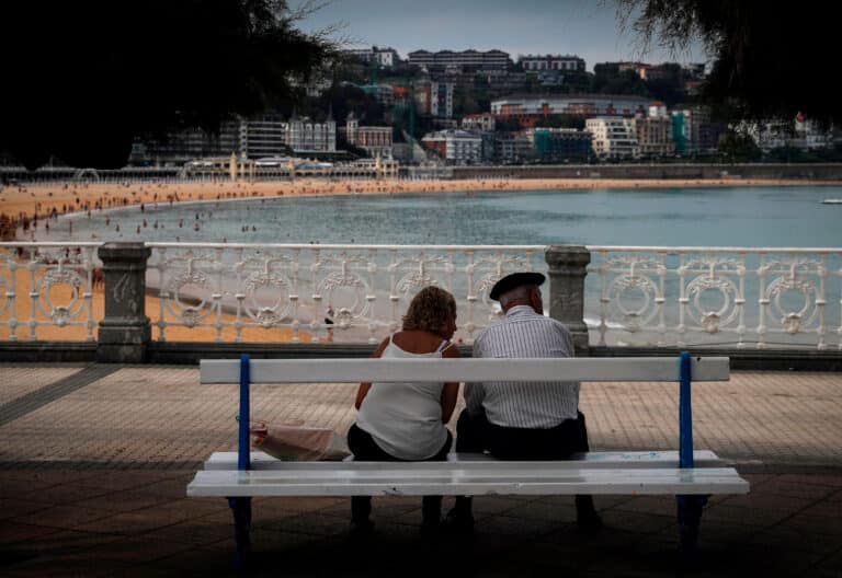 Una pareja de personas mayores en un banco
