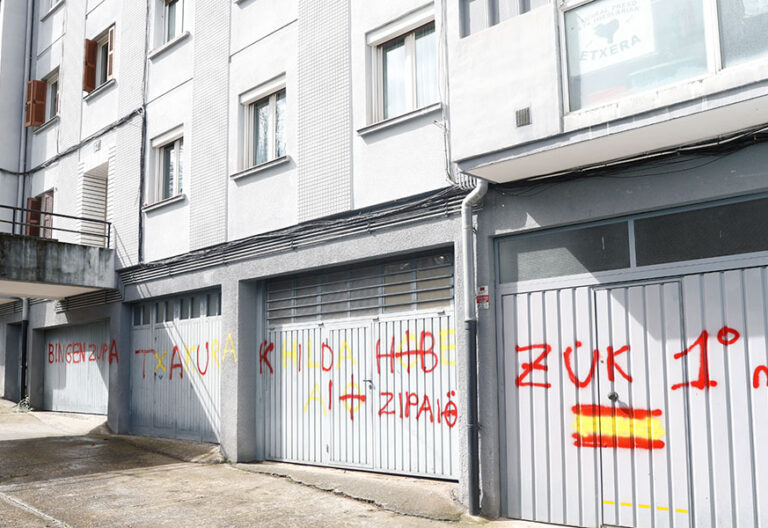 Varias pintadas en las que se profieren "insultos y mensajes de odio" contra la Ertzaintza y el consejero de Seguridad del Gobierno Vasco