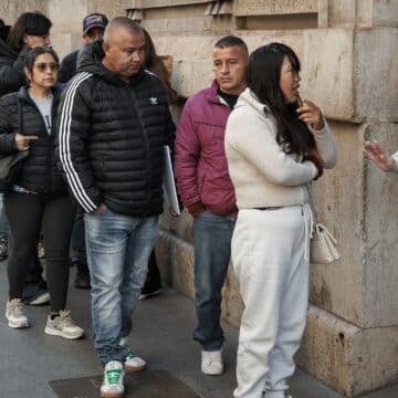 Fila para el proceso de regularización migratoria en Valencia