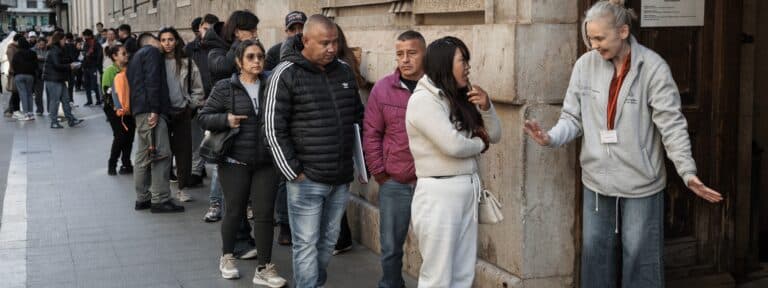 Fila para el proceso de regularización migratoria en Valencia