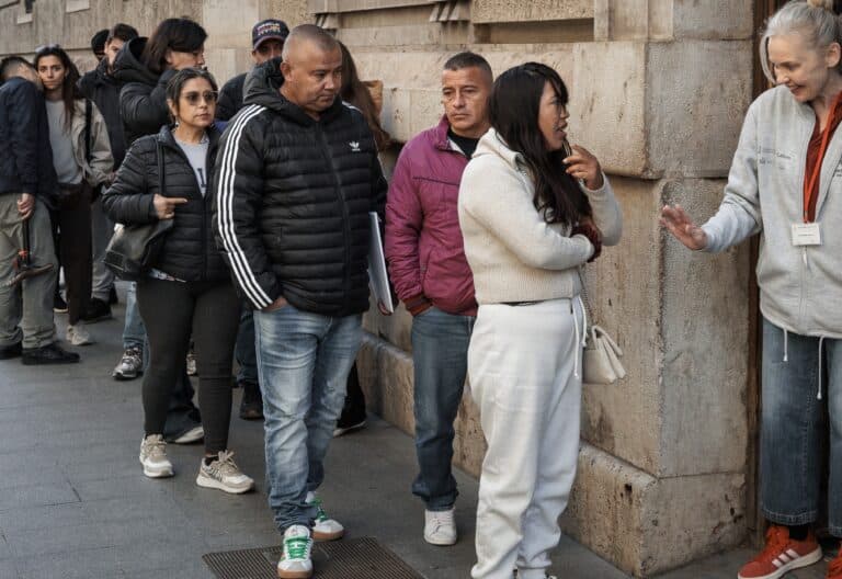 Fila para el proceso de regularización migratoria en Valencia