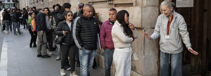 Fila para el proceso de regularización migratoria en Valencia