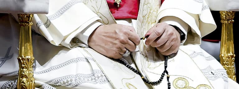El Papa León XIV preside la Vigilia del Santo Rosario por la Paz en la Basílica de San Pedro. Foto: EFE/Angelo Carconi