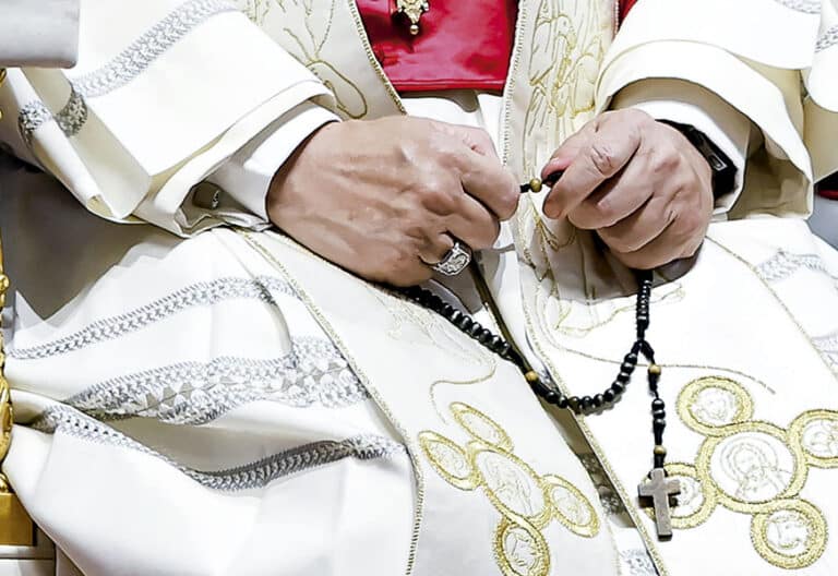 El Papa León XIV preside la Vigilia del Santo Rosario por la Paz en la Basílica de San Pedro. Foto: EFE/Angelo Carconi