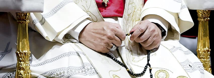 El Papa León XIV preside la Vigilia del Santo Rosario por la Paz en la Basílica de San Pedro.