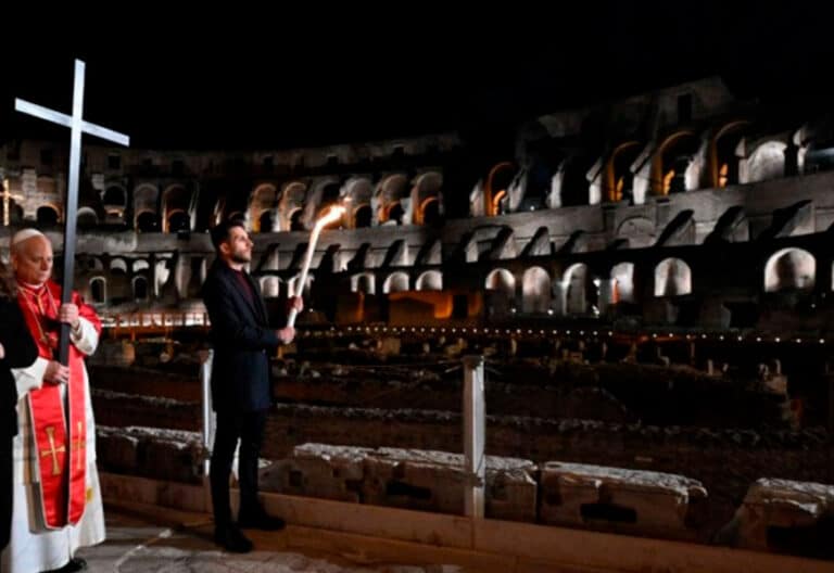León XIV preside en el Coliseo un Vía Crucis con la mirada en Tierra Santa y acento franciscano