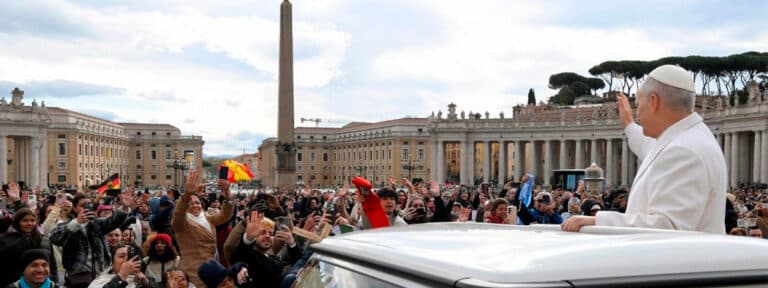 El Papa reivindica en su catequesis de Semana Santa el papel de los laicos como motor del evangelio