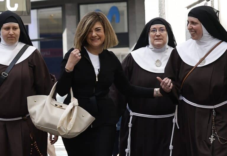 Las ex monjas de Belorado y su abogada, en los juzgados de Bilbao