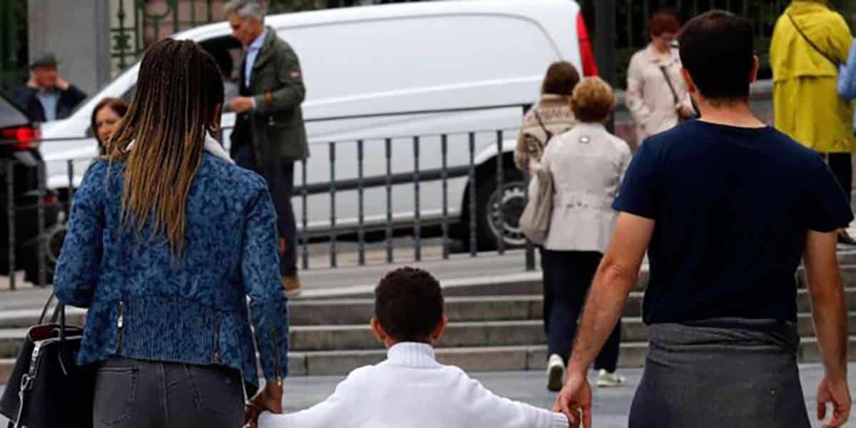 Una familia lleva a su hijo al colegio