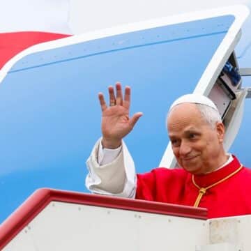 León XIV, en el aeropuerto de Malabo