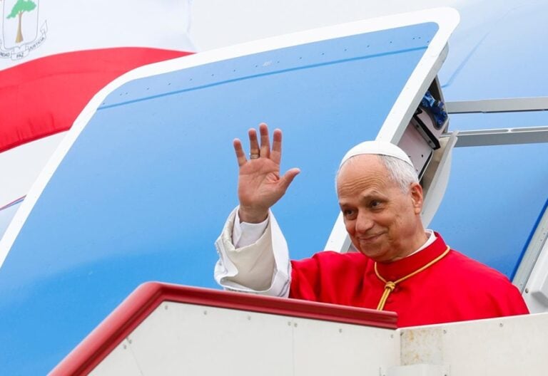 León XIV, en el aeropuerto de Malabo