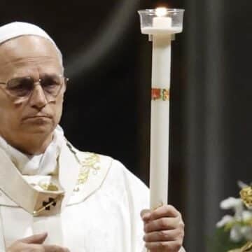 León XIV, durante la Vigilia Pascual