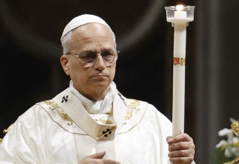 León XIV, durante la Vigilia Pascual