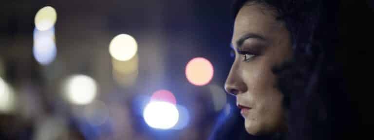 Una mujer, en una procesión en Costa Rica