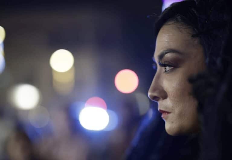 Una mujer, en una procesión en Costa Rica