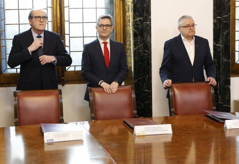 MADRID, 30/03/2026.- El ministro de la Presidencia, Félix Bolaños (2d); el presidente de la