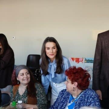 Los reyes con las mujeres de la Escuela de Hostelería