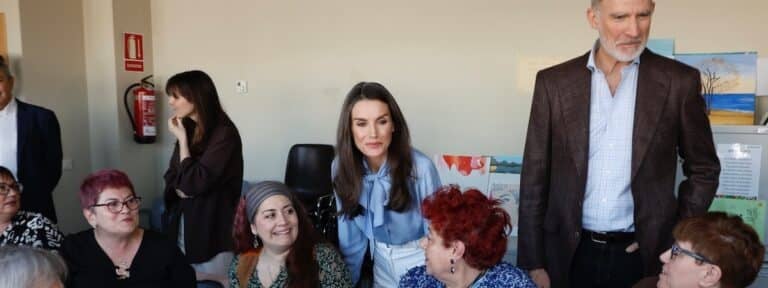 Los reyes con las mujeres de la Escuela de Hostelería