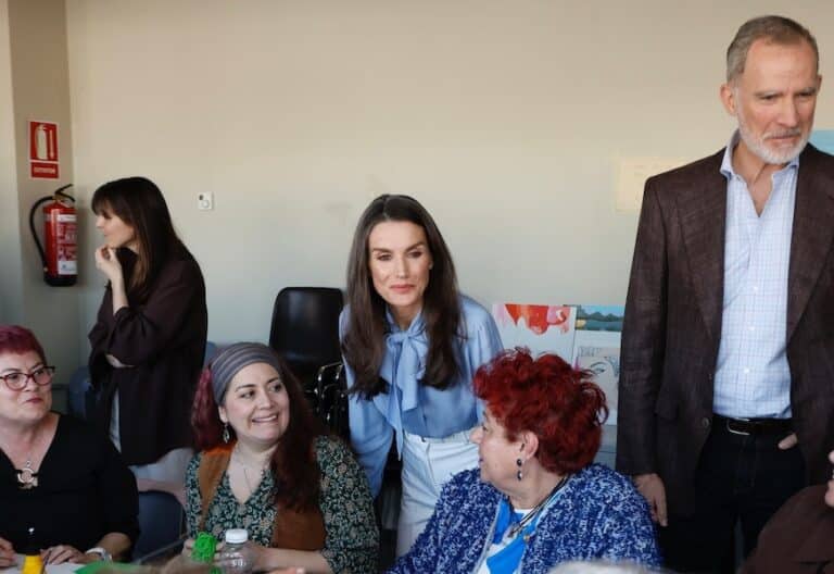 Los reyes con las mujeres de la Escuela de Hostelería