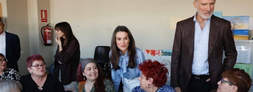 Los reyes con las mujeres de la Escuela de Hostelería