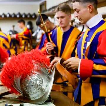 28 nuevos reclutas juran lealtad en la Guardia Suiza Pontificia en la primera ceremonia de León XIV