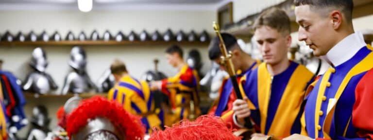 28 nuevos reclutas juran lealtad en la Guardia Suiza Pontificia en la primera ceremonia de León XIV
