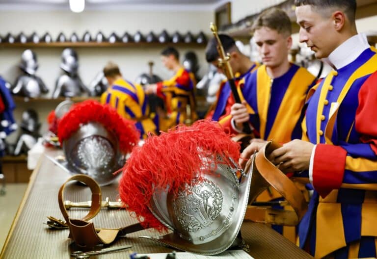 28 nuevos reclutas juran lealtad en la Guardia Suiza Pontificia en la primera ceremonia de León XIV