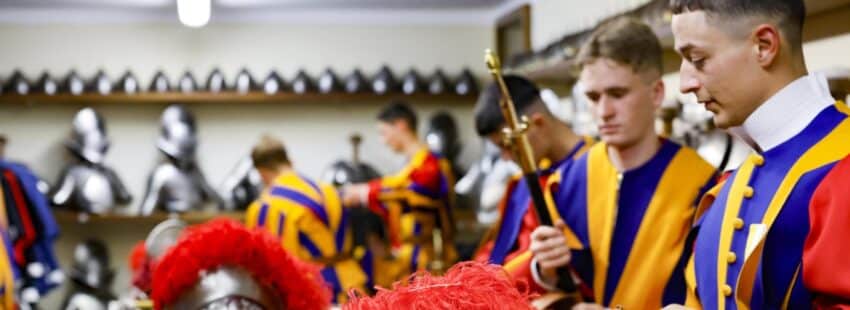 28 nuevos reclutas juran lealtad en la Guardia Suiza Pontificia en la primera ceremonia de León XIV