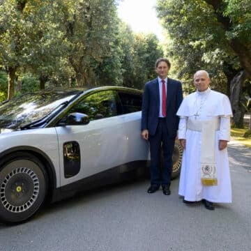 El papa León XIV se sienta al volante del primer Ferrari eléctrico. Foto: EFE