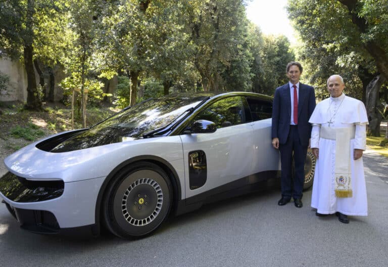 El papa León XIV se sienta al volante del primer Ferrari eléctrico. Foto: EFE