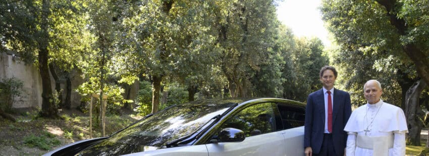 El papa León XIV se sienta al volante del primer Ferrari eléctrico. Foto: EFE