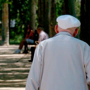 Un anciano camina a la sombra en el parque del templo de Debod, Madrid. Foto: EFE/Emilio Naranjo