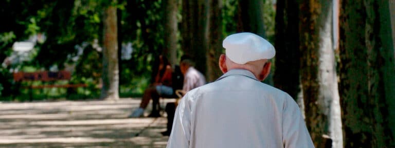 Un anciano camina a la sombra en el parque del templo de Debod, Madrid. Foto: EFE/Emilio Naranjo