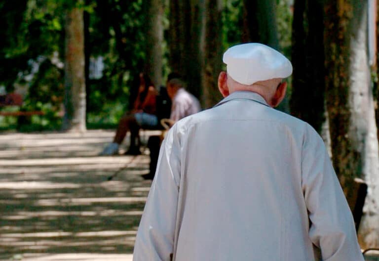 Un anciano camina a la sombra en el parque del templo de Debod, Madrid. Foto: EFE/Emilio Naranjo